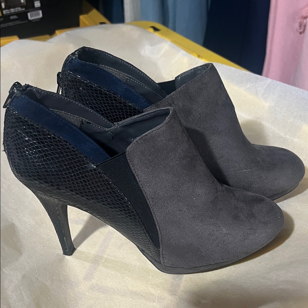 Elegant Gray‎ Ankle Booties